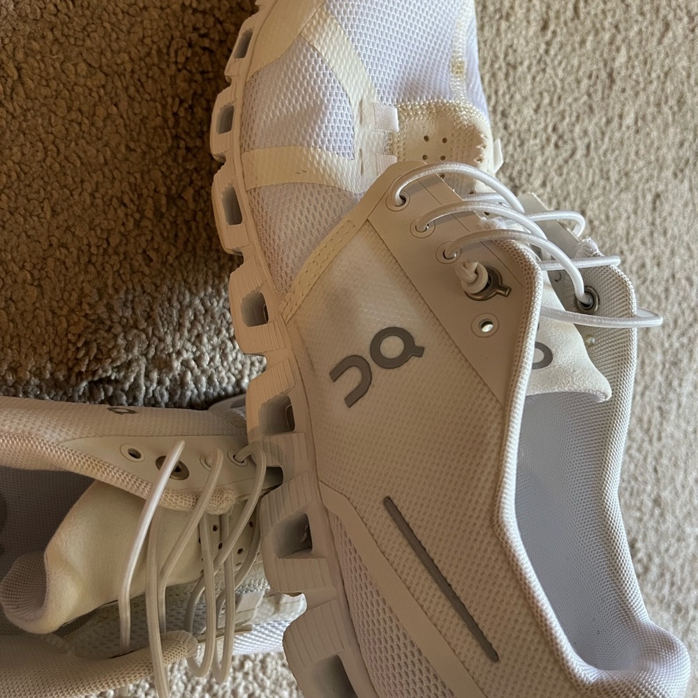 On Running Cloud White Athletic Shoes Size 8.5.